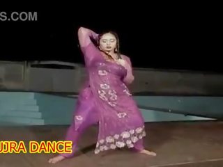 नई mujra में रेन वेट