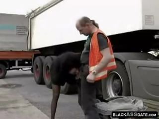 Negra ramera cabalgando en ripened truck conductor fuera