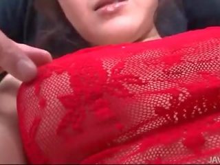 Rui natsukawa en rouge lingerie utilisé par trois striplings