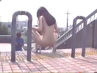 Japonské nahý mladý žena chôdza v verejnosť