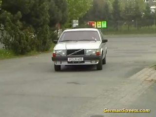Blond tysk er knullet i bil washing