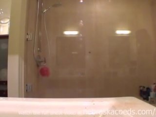 Başlangyç kolledž ýaşlar filming herself droçit etmek showering syrmak