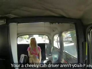 Фантастичен блондинки прецака в фалшив такси на слънчево ден
