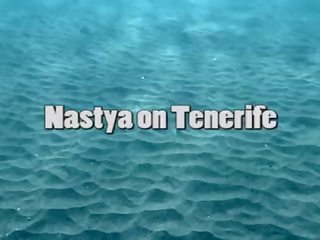 Очарователен nastya плуване нудисти в на море