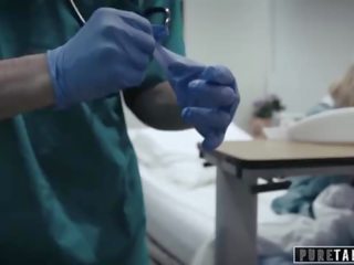 Murni tabu perv surgeon memberikan remaja pasien vagina ujian