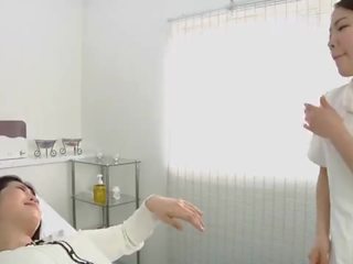 Japonais lesbienne coquin crachant massage clinique sous-titré