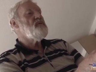 Viejo joven - grande pájaro carpintero abuelo follada por adolescente ella lame grueso viejo hombre manhood